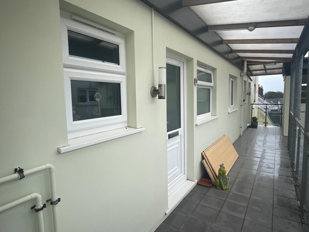 Lot: 93 - LEASEHOLD FLAT WITH PARKING SPACE - Outside of Flat
